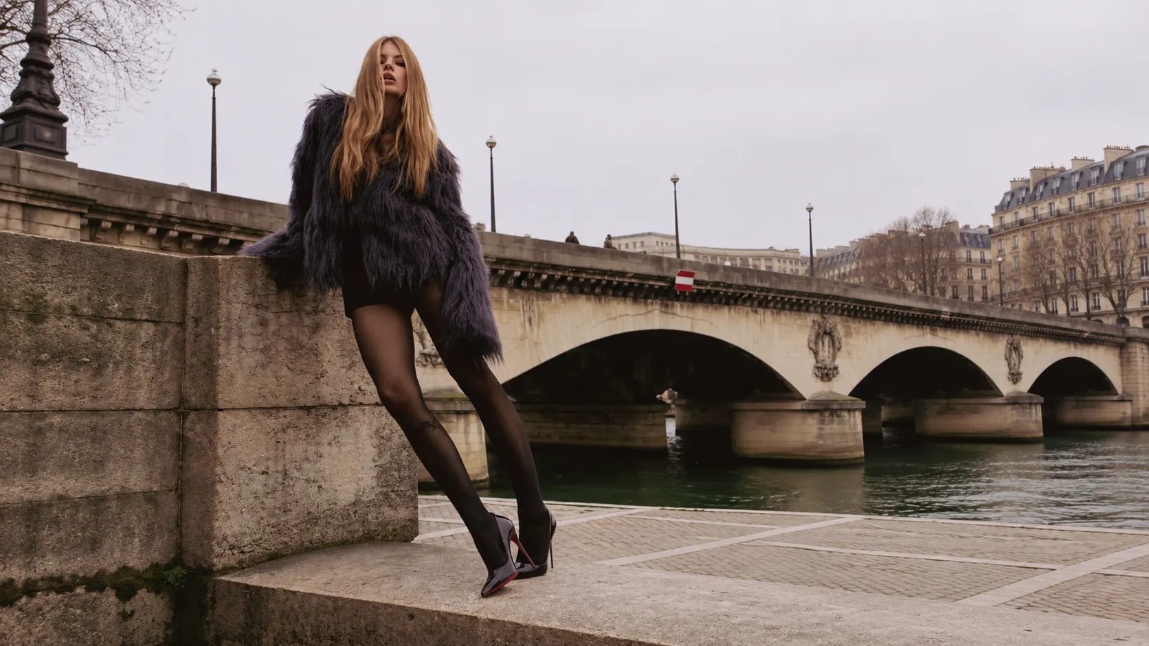 A Ilusão "No Pants" e a Meia-Calça Fina no Frio Europeu